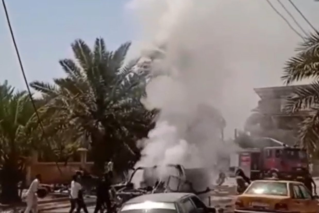در پی انفجار خودرو در نزدیکی یک مرکز فرهنگی حکومت ایران در شهر دیرالزور سوریه، دو نظامی طرفدار جمهوری اسلامی کشته و چندین نفر زخمی شدند.