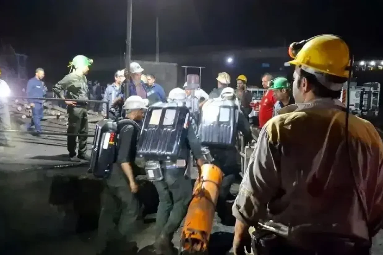 نشت گاز متان به وقوع انفجار در یک معدن زغال‌سنگ در طبس در ایران انجامید که جان دست کم ۵۲ کارگر را گفت و ۲۰ نفر را مجروح کرد.