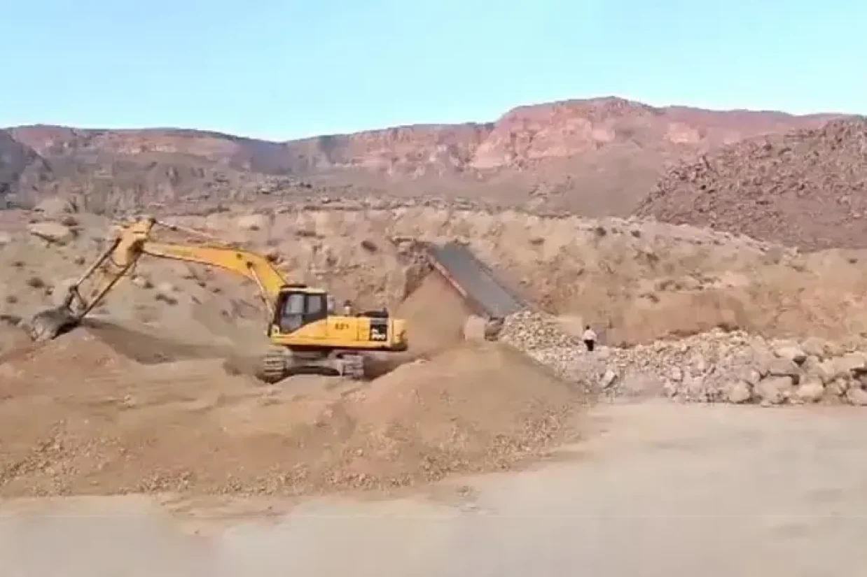 با وجود ادعای پایگاه میراث جهانی تخت جمشید درباره شکایت از شهرداری مرودشت و توقف فعالیت‌های آن، تخریب کوه رحمت همچنان ادامه دارد.