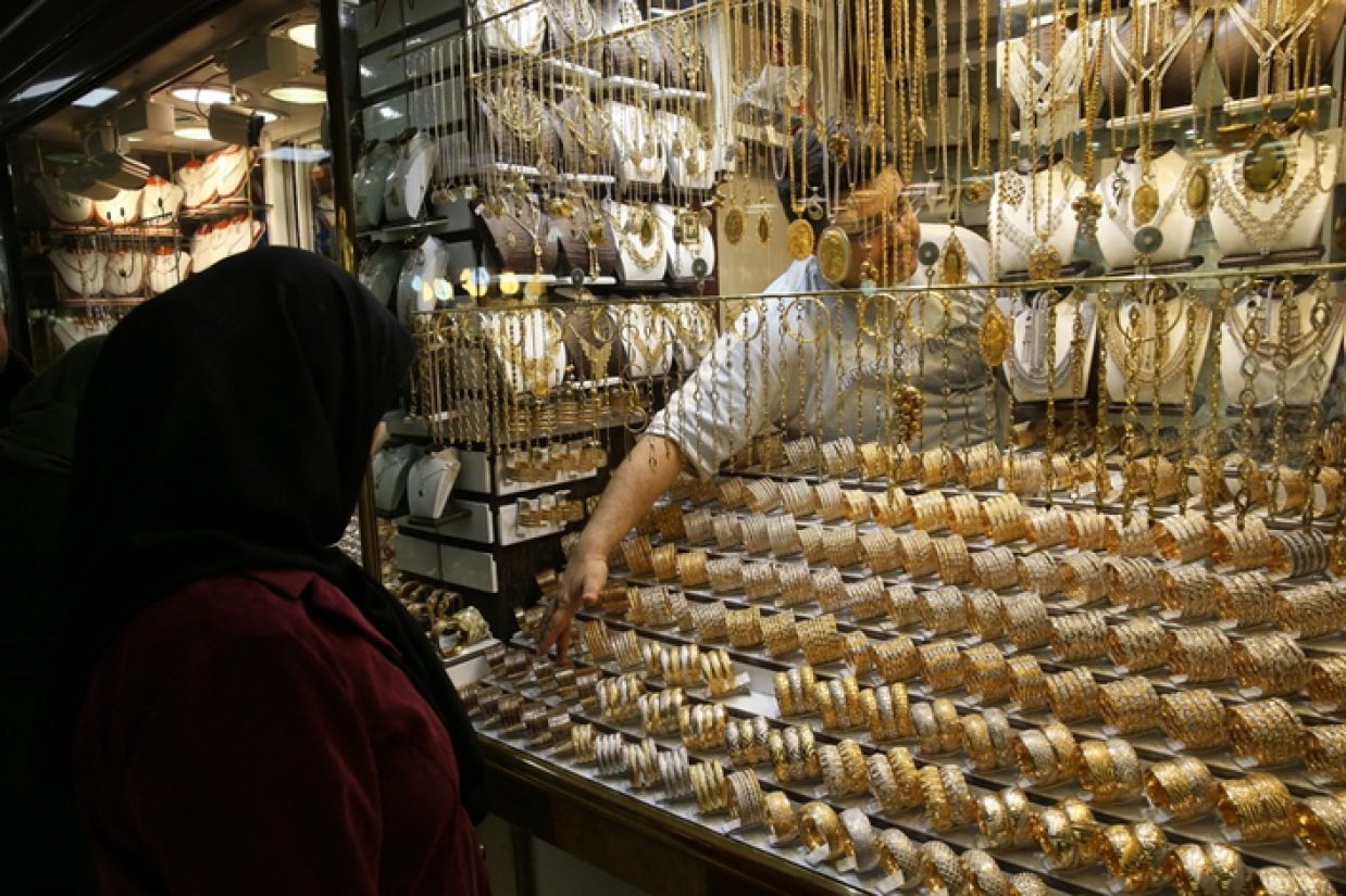 با گذشت دو هفته از اعتصاب سراسری طلافروشان در بسیاری از شهرهای ایران، رسانه‌های حکومتی ایران از تغییراتی در ماده قانونی برای سامانه ثبت اطلاعات طلافروشان خبر داده‌اند.