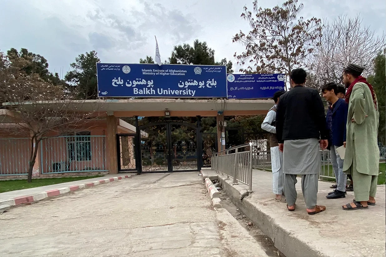 روزنامه هشت صبح گزارش داد که طالبان به‌تازگی از دانشگاه‌های خصوصی خواسته‌اند که بجای استفاده از واژه‌های دانشگاه و دانشکده در صفحات اجتماعی خود، معادل زبانی پشتو یعنی «پوهنتون» و «پوهنځي» را استفاده کنند.