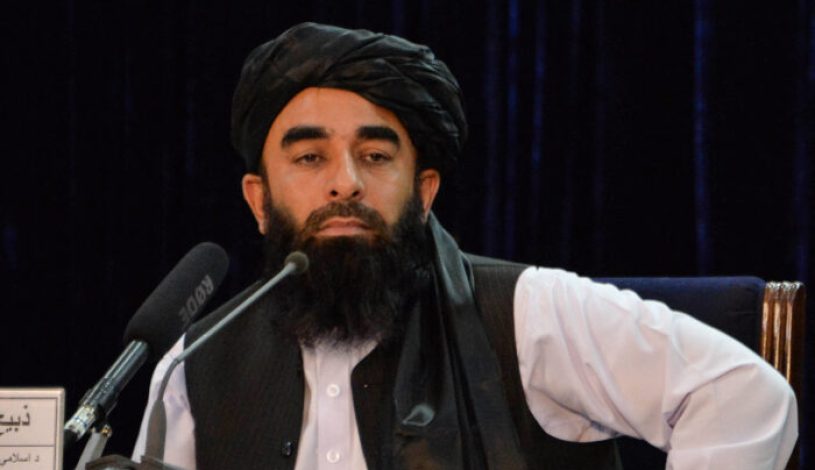 ذبیح اله مجاهد، سخنگوی طالبان در یک کنفرانس مطبوعاتی در کابل، افغانستان در 24 اوت 2021. (Hoshang Hashimi/AFP via Getty Images)