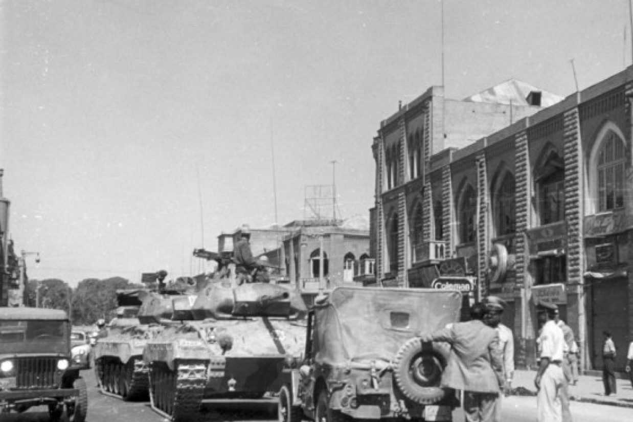 تانك‌‌‏هاي جنگي در خياباني در مركز شهر تهران در جریان كودتا (آرشيو امنيت ملي امريكا)