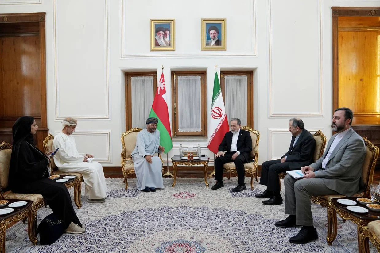 وزارت امور خارجه جمهوری اسلامی اعلام کرد که تهران و مسقط برای اجرای پروژه مشترک پاکسازی مین در تنگه هرمز و ایجاد یک کریدور موقت برای ازسرگیری دریانوردی ایمن در این آبراه توافق کرده‌اند.