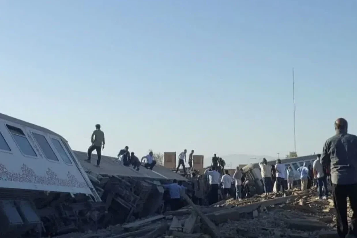 رسانه‌های داخلی ایران گزارش دادند که چند واگن قطار مسافربری تهران به کرمان در یکی از ایستگاه‌های شمال کرمان از ریل خارج شد.
