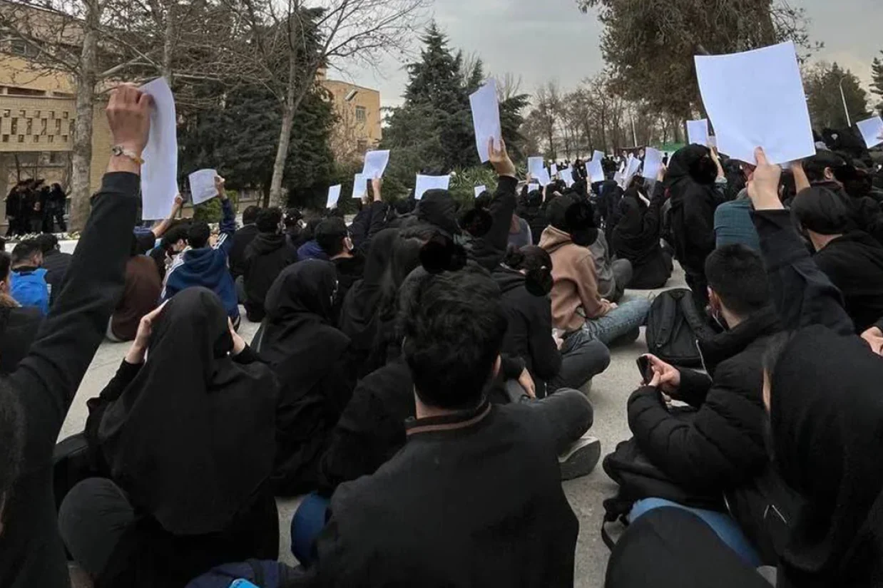 خیزش این روزهای دانشجویان دانشگاه‌های ایران و طنین شعارهایی چون «داس، چکش، عمامه، ۵۷ تمامه» و «جاوید شاه» با استقبال گسترده بسیاری از کاربران شبکه‌های اجتماعی مواجه شده است.