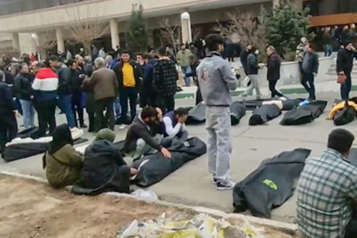 روزنامه گاردین در گزارشی از شواهد دفن‌های دسته‌جمعی و ناپدید شدن پیکرهای معترضان ایرانی خبر داد.