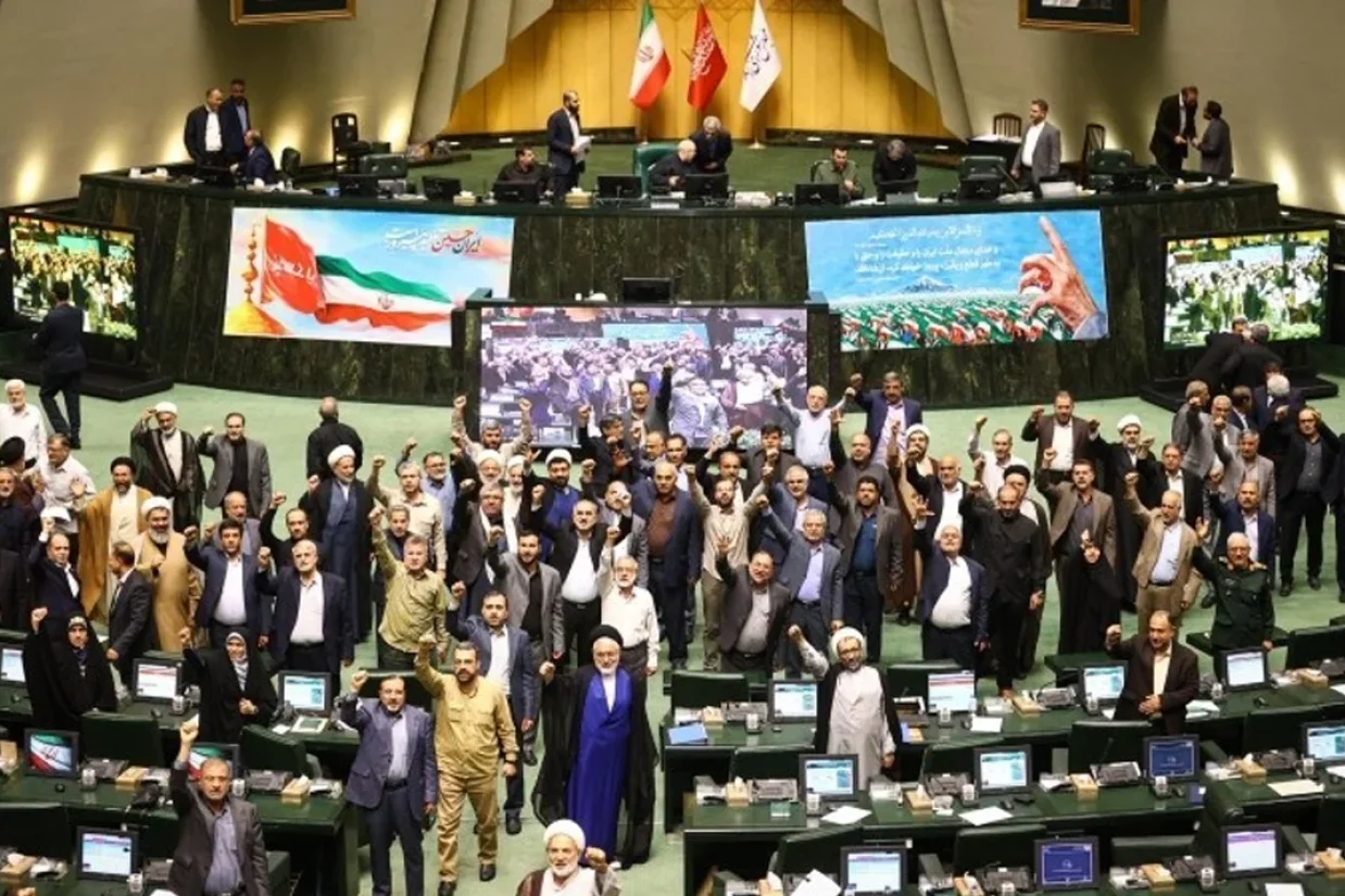 نمایندگان مجلس شورای اسلامی در یک جلسه علنی، طرح الزام دولت به تعلیق همکاری با آژانس بین المللی انرژی اتمی را تصویب کردند.