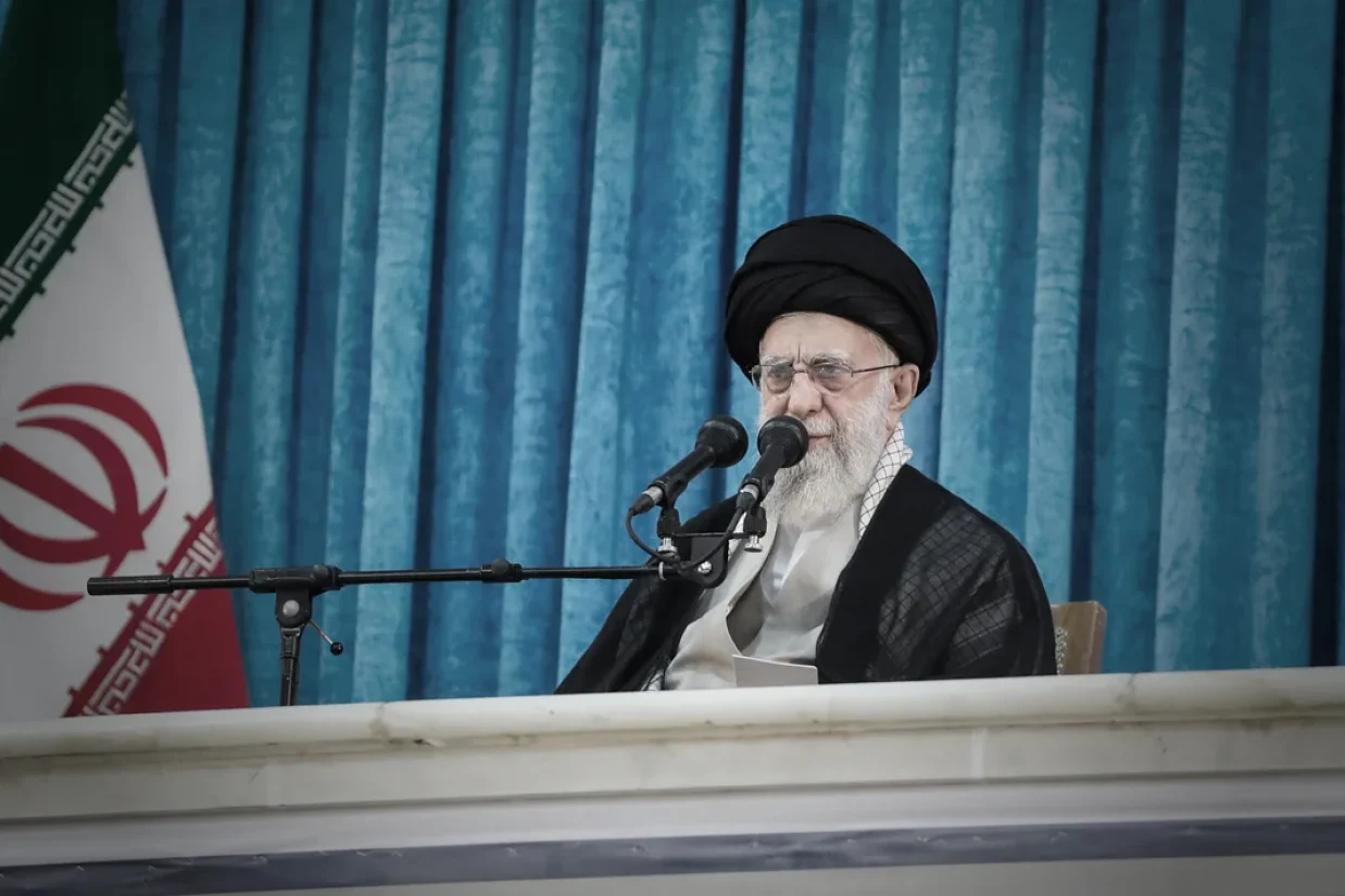 علی خامنه‌ای، رهبر جمهوری اسلامی گفت انقلاب فرانسه برای مبارزه با سلطنت شکل گرفت، اما سلطنت بازگشت.
