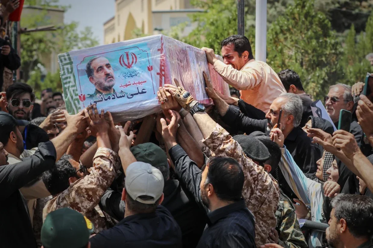 روزنامه کیهان، رسانه نزدیک به رهبر جمهوری اسلامی اعلام کرد که به دلیل ملاحظات امنیتی، نام جانشین فرمانده قرارگاه خاتم‌الانبیا اعلام نخواهد شد.