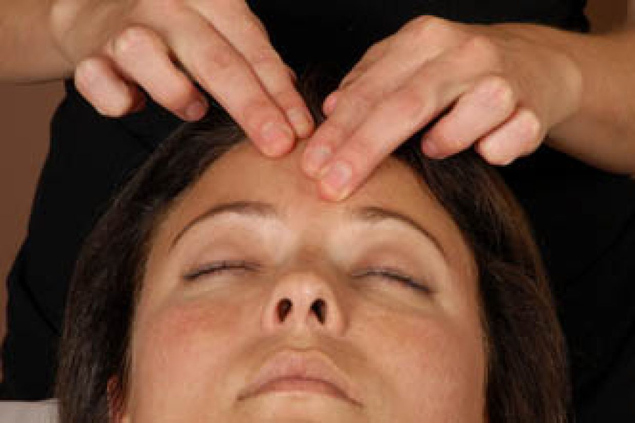 خانمی در حال ماساژ گرفتن است و ماساژور بر روی یکی از چاکراهایی کار می‌‌‏کند که برای مدت‌‌‏های مدید از نظر فلسفه شرق، چاکرایی است که قدرت‌‌‏های خدایی بی‌‌‏حدی دارد. این چاکرا با غده صنوبری در مغز مرتبط است.(شاتراستاک)