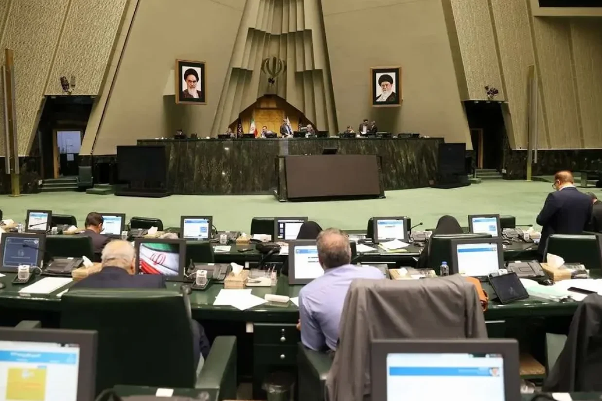 علیرضا سلیمی، عضو هیئت رئیسه مجلس شورای اسلامی از احتمال بررسی طرح خروج ایران از معاهده منع گسترش سلاح‌های هسته‌ای با قید سه‌فوریت در مجلس خبر داد.