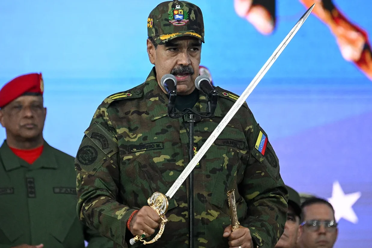 ترامپ تأیید کرد با مادورو گفت‌وگو کرده است؛ همزمان آمریکا مشروعیت مادورو را رد کرده و فشارهای امنیتی و ضدقاچاق در ونزوئلا را تشدید می‌کند.
