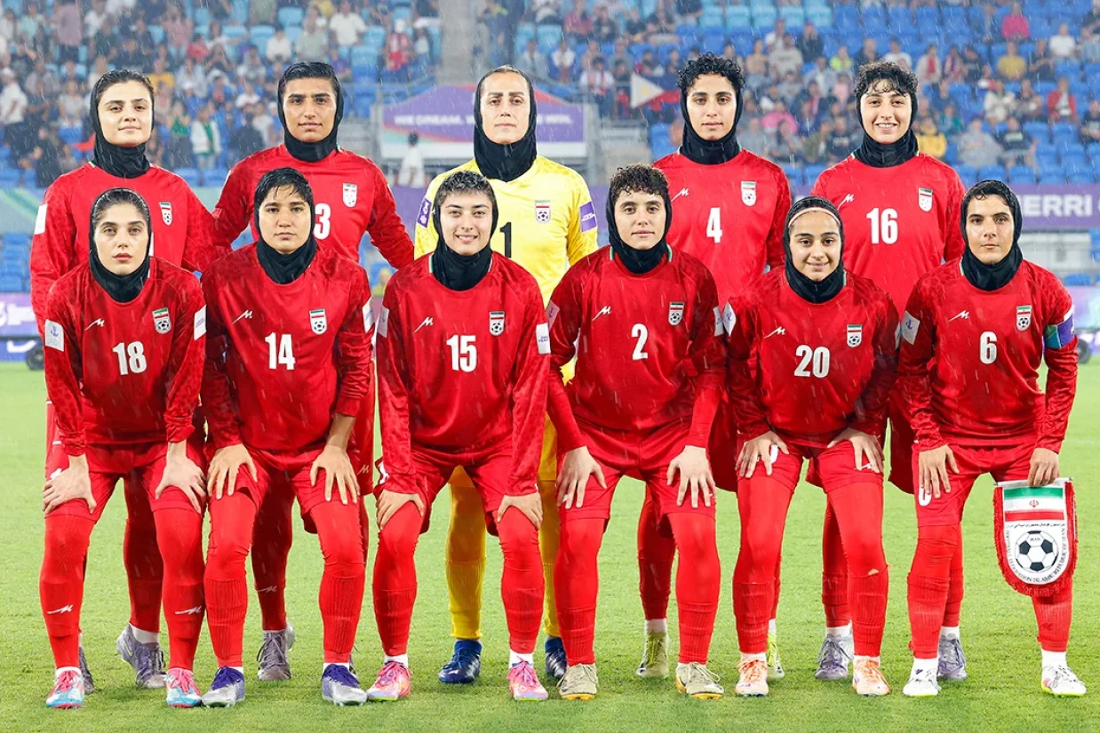 دونالد ترامپ گفت که او با آنتونی آلبانیزی نخست وزیر استرالیا درباره پذیرش پناهندگی اعضای تیم ملی فوتبال زنان ایران صحبت کرده و قرار است که به این زنان ورزشکار پناهندگی استرالیا داده شود.