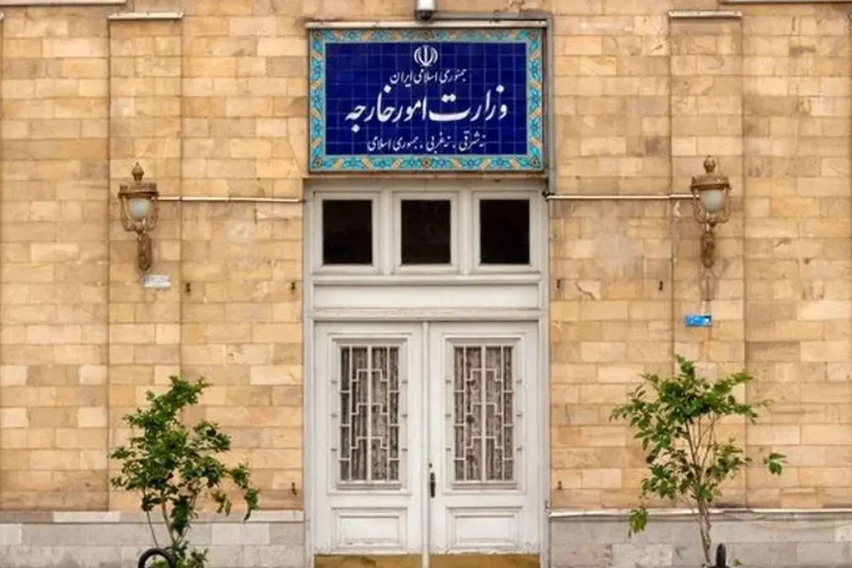وزارت خارجه جمهوری اسلامی ایران در واکنش به بازداشت چند شهروند ایرانی در بریتانیا، کاردار سفارت این کشور در تهران را احضار کرد.