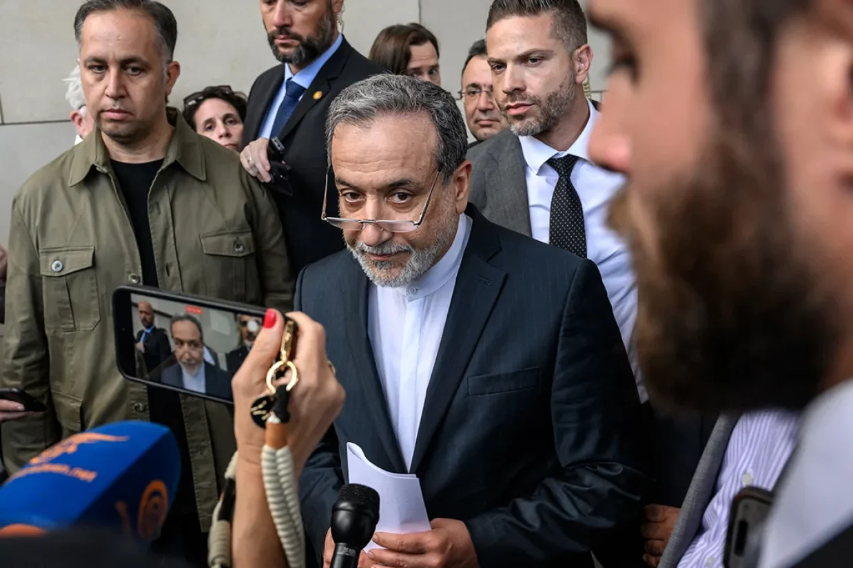 مقام دیده‌بان سازمان ملل گفت مجمع جهانی اقتصاد دعوت از عباس عراقچی وزیر امور خارجه جمهوری اسلامی را لغو کرد، زیرا نمی‌خواست شاهد یورش پلیس سوئیس به اجلاس داووس برای بازداشت او باشد.
