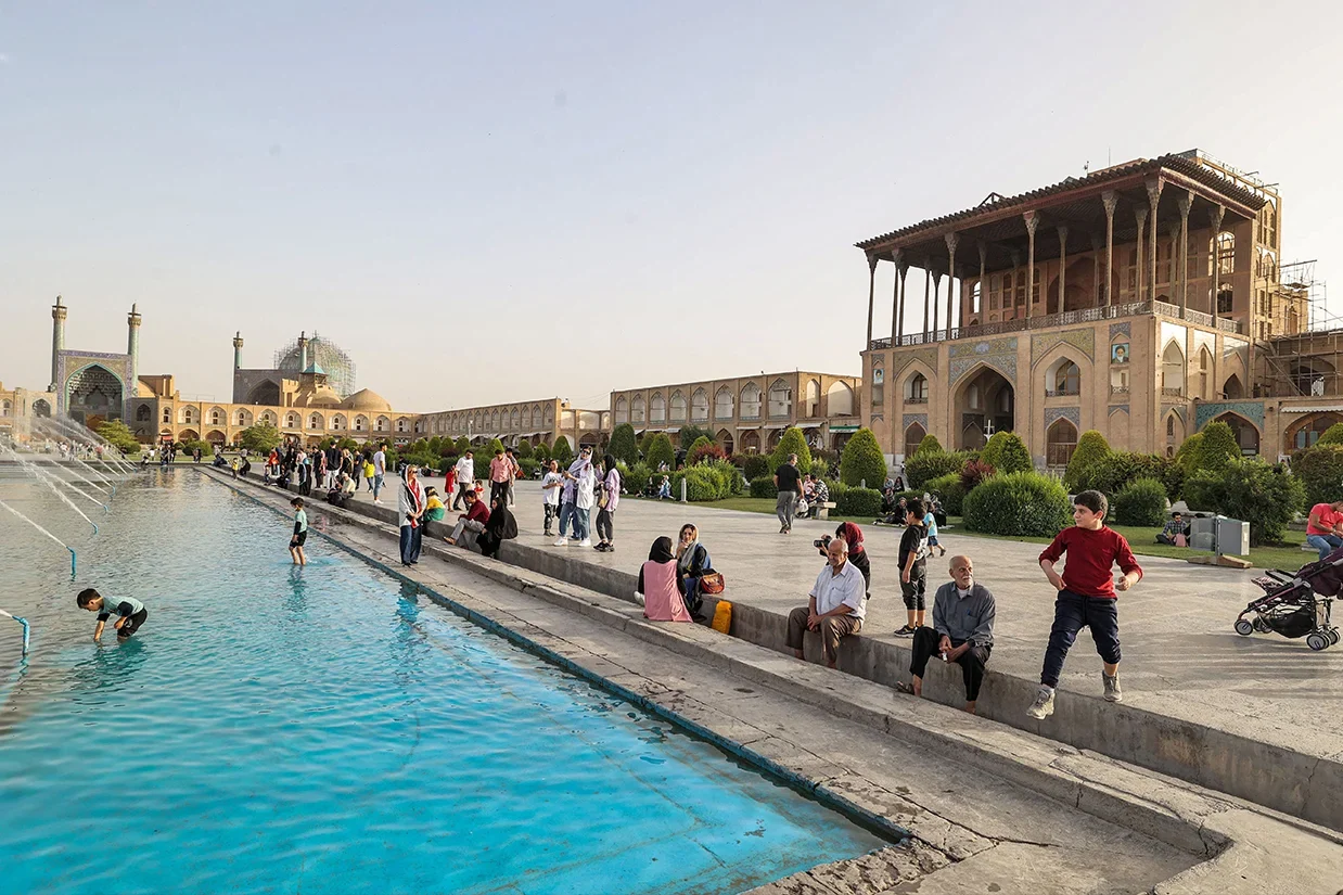 میدان نقش جهان اصفهان بیش از چهار قرن است که محل تلاقی معماری، هنر، مذهب، تجارت و زندگی شهری است. از عالی‌قاپو و مسجد شاه تا مسجد شیخ لطف‌الله و بازار قیصریه، با تاریخ شکل‌گیری این میدان و دلایل ثبت آن در فهرست میراث جهانی یونسکو آشنا شوید.
