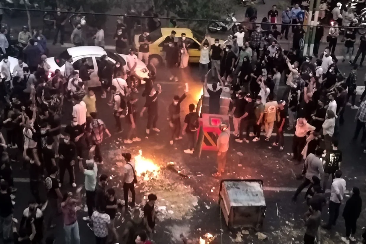 وزارت امور خارجه آمریکا در چند پیام اعلام کرد جمهوری اسلامی با قطع اینترنت تلاش کرده صدای اعتراضات را خاموش کند؛ اما اراده مردم خاموش‌شدنی نیست. این نهاد با اشاره به گسترش اعتراضات به بیش از صد شهر، کشته‌شدن ده‌ها نفر و هزاران بازداشت، تأکید کرد جهان همچنان مردم ایران را می‌بیند و می‌شنود و در همبستگی با مطالبات آنان ایستاده است.