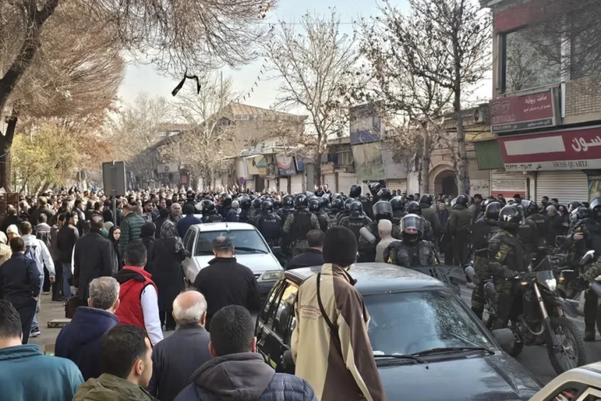 در دوازدهمین روز از اعتراضات سراسری در ایران، نهادهای حقوق بشری از کشته‌شدن ده‌ها معترض و بازداشت شهروندان، از جمله کودکان و دانشجویان خبر می‌دهند.