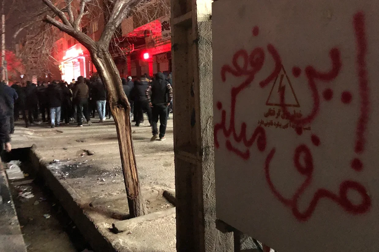 بنیاد دفاع از دموکراسی‌ها از احتمال استفاده جمهوری اسلامی از عوامل شیمیایی علیه معترضان در جریان «انقلاب شیر و خورشید» خبر داد.