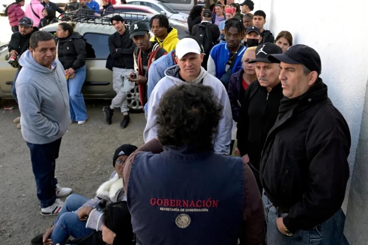 دولت ترامپ به دلیل نگرانی‌های امنیت ملی، همه تصمیم‌های مربوط به پناهندگی را متوقف کرد و صدور ویزا برای شهروندان افغانستانی را نیز تعلیق کرد.