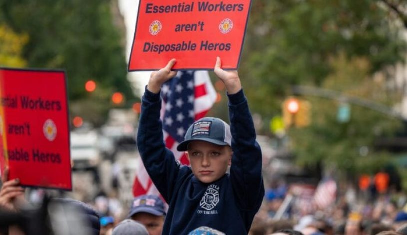 اعتراض مردم به اجباری شدن واکسن کووید-19 برای کارگران شهرداری در جریان تظاهرات در عمارت گریسی در شهر نیویورک در 28 اکتبر 2021.  (David Dee Delgado/Getty Images)