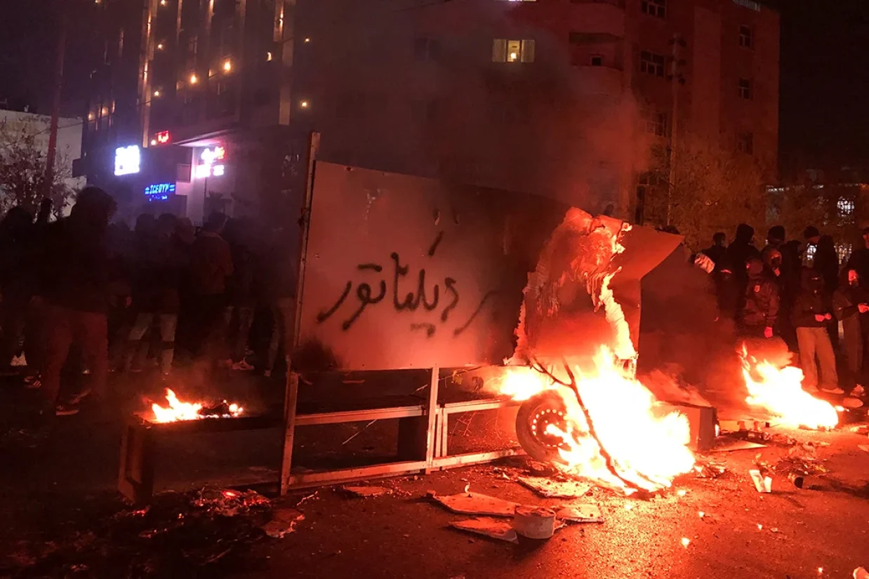 وزارت اطلاعات جمهوری اسلامی با انتشار بیانیه‌ای اعلام کرد که ۱۷ شهروند در ایلام در ارتباط با اعتراضات سراسری دی‌ماه سال گذشته بازداشت شدند.