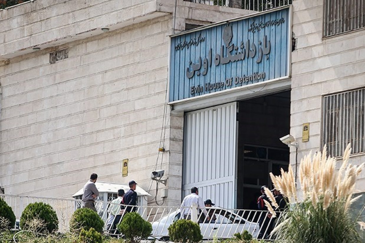 انجمن قلم آمریکا اعلام کرد که ایران پس از چین دومین زندان بزرگ نویسندگان در سال ۲۰۲۳ معرفی شده و رتبه بزرگترین زندان نویسندگان زن در جهان را دارد.