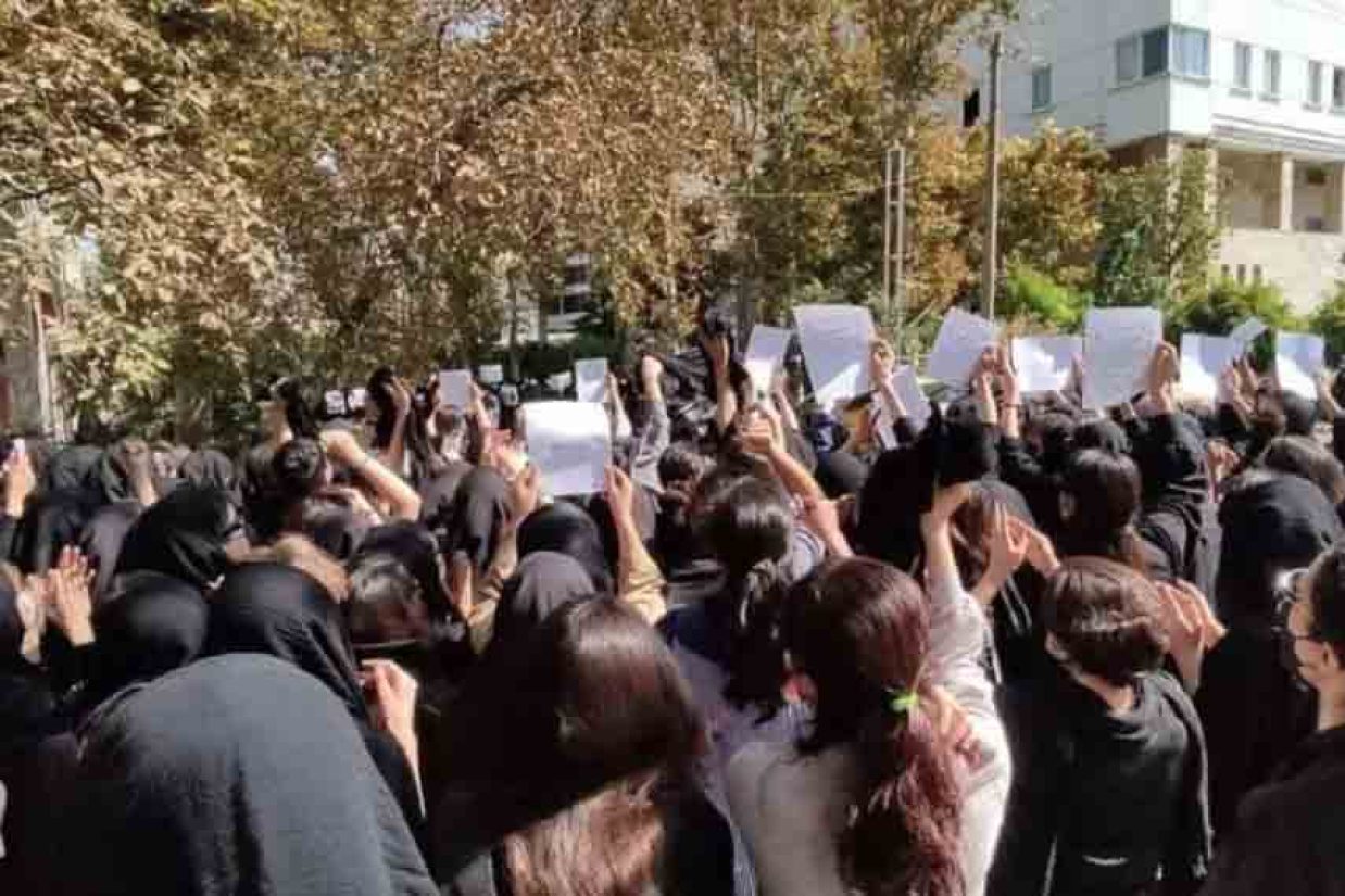 نافرمانی مدنی زنان در برابر تحمیل حجاب اجباری