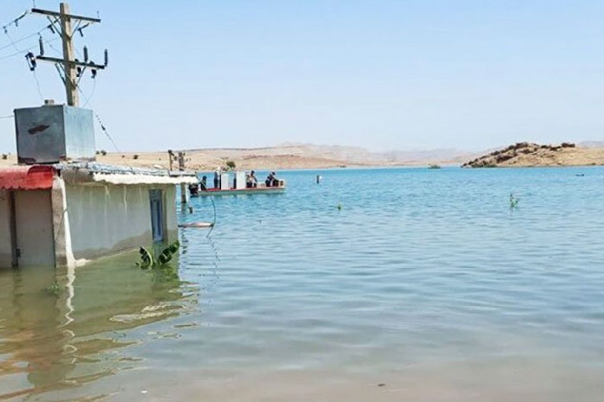 هشت روستا در اطراف سد گتوند در استان خوزستان به دلیل بالا آمدن سطح آب این سد، زیر آب‌رفتن.