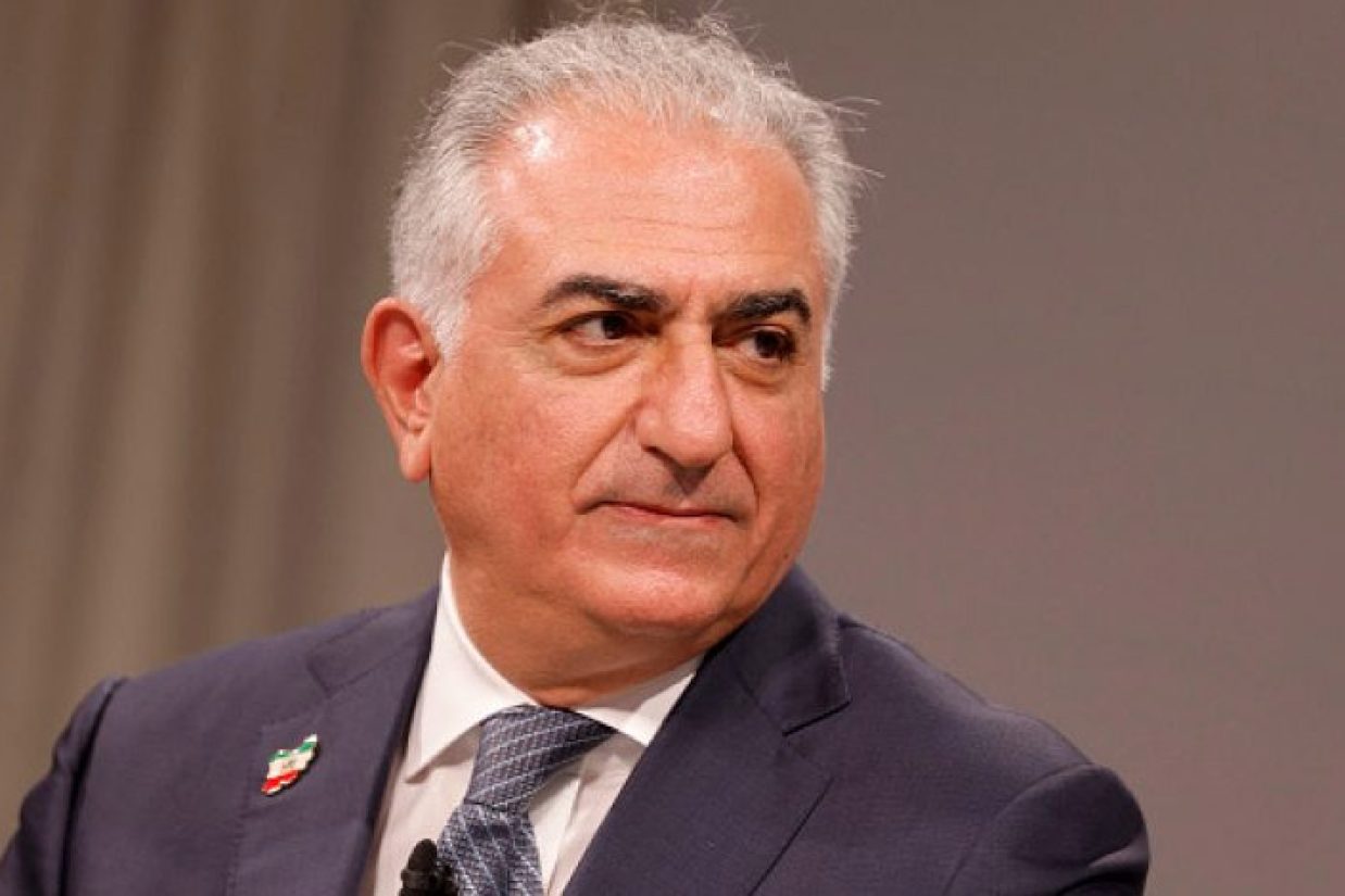 شاهزاده رضا پهلوی با اشاره به گفت‌وگوهای اخیر جمهوری اسلامی با آمریکا در عمان، این مذاکرات را نشانه‌ای از ضعف و ناتوانی حکومت دانست و تأکید کرد که جمهوری اسلامی تلاش دارد آن را به‌گونه‌ای جلوه دهد که گویی دستاوردی برایش به همراه داشته، در حالی‌که چنین نیست.