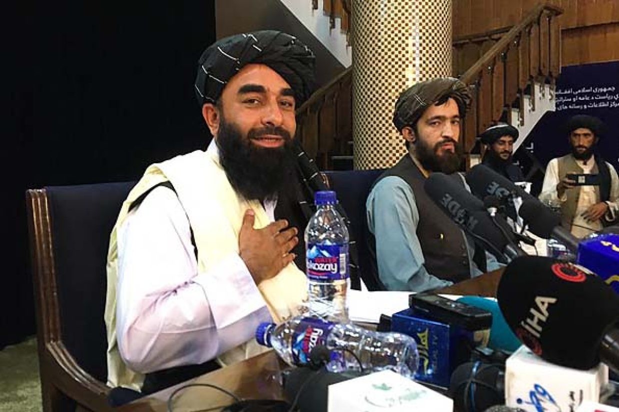 ذبیح الله مجاهد سخنگوی طالبان در اولین کنفرانس مطبوعاتی در کابل در 17 اوت 2021 پس از تسلط خیره کننده آنها بر افغانستان شرکت کرد.