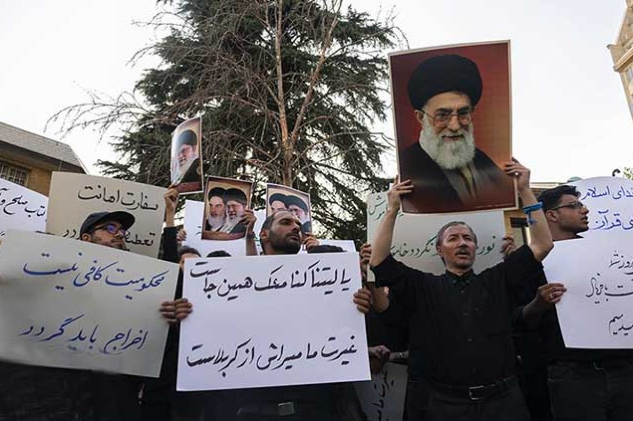 علی خامنه‌ای خواستار اشد مجازات برای فردی که نسخه‌ای از قرآن را در سوئد آتش زده شد