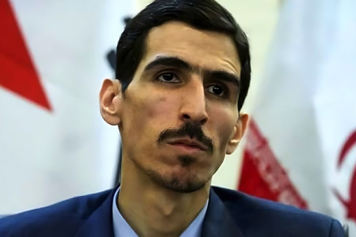 با افشای فیش حقوقی مالک شریعتی نیاسر،مشخص شد که او ماهانه نزدیک به صد میلیون تومان حقوق بابت نمایندگی مجلس دریافت می‌کند.