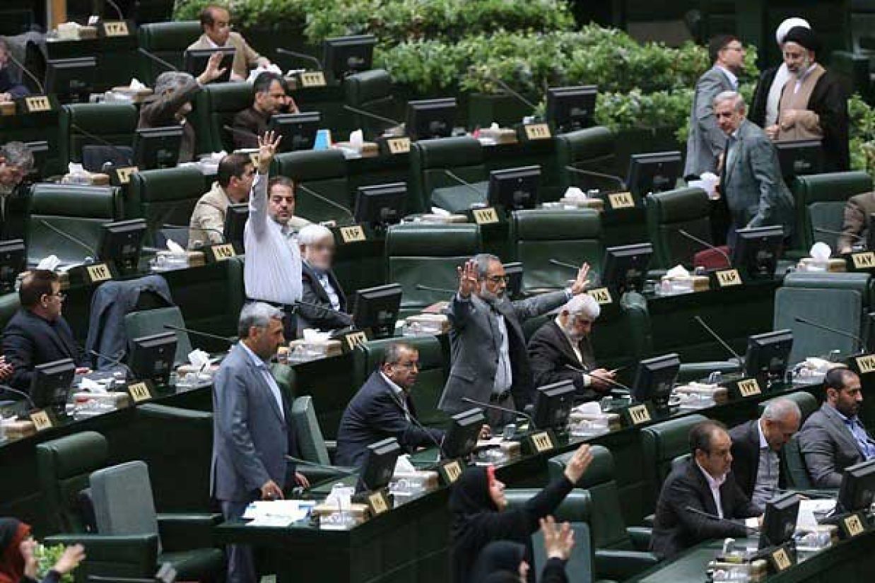 مجلس جمهوری اسلامی طرح مسدودشدن خط تلفن و اینترنت زنان بدون حجاب را بررسی میکند